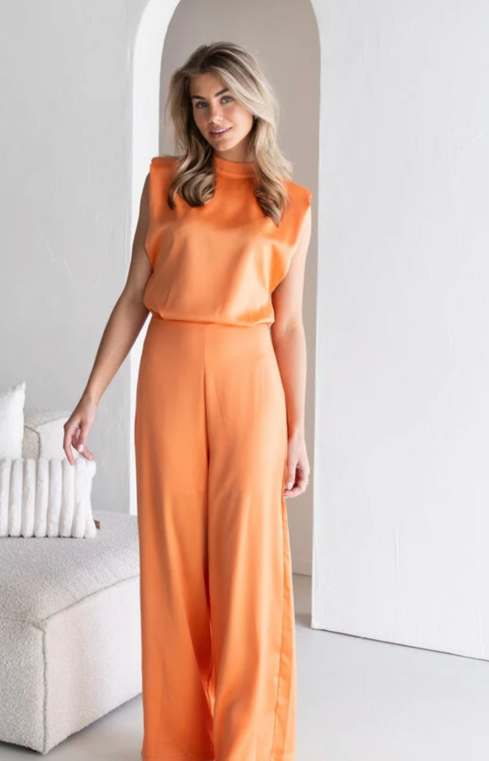 Oranje satijnen jumpsuit