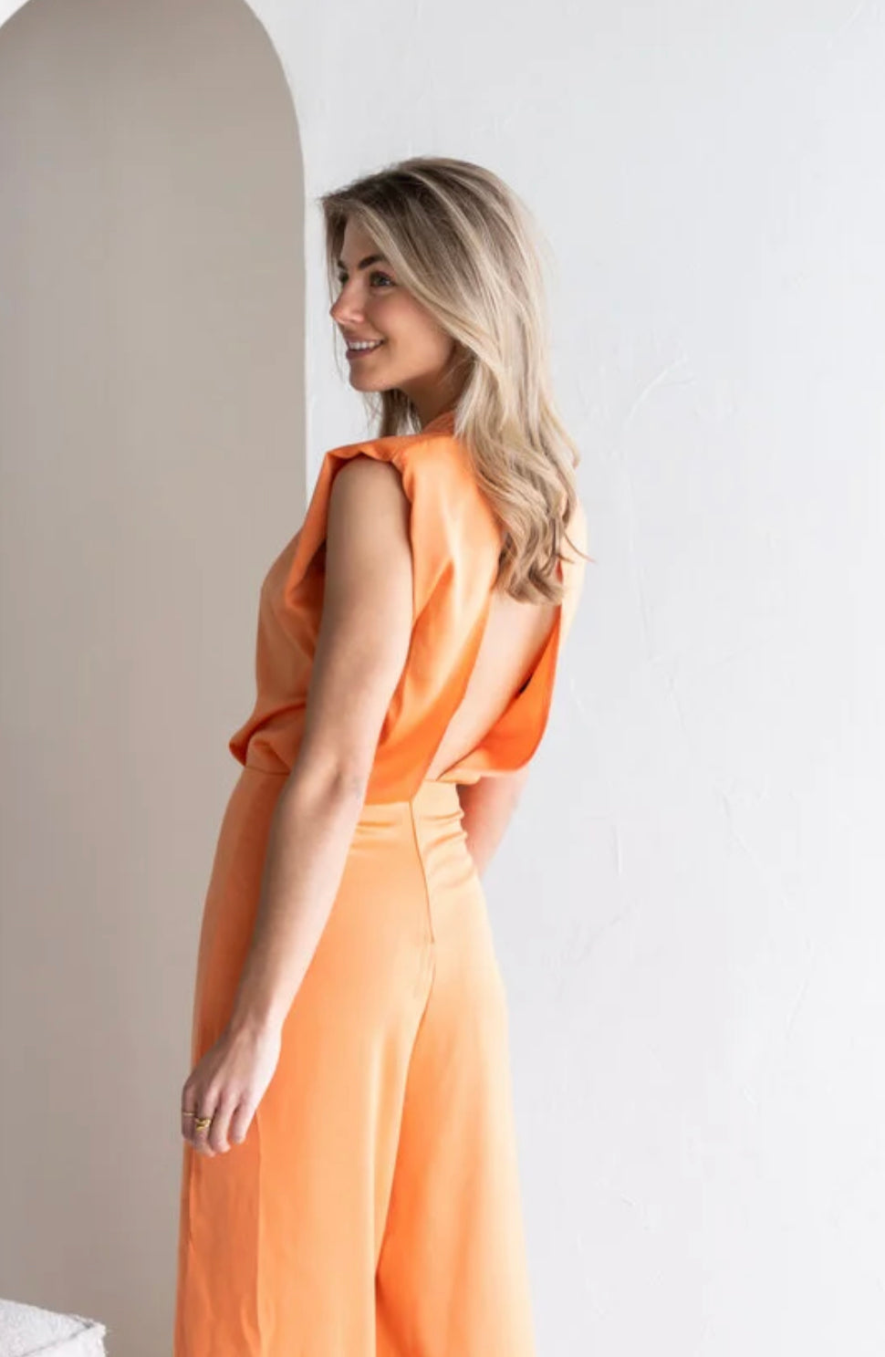 Oranje satijnen jumpsuit